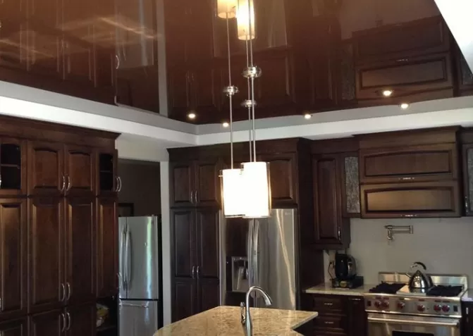 Установка цветных натяжных потолков